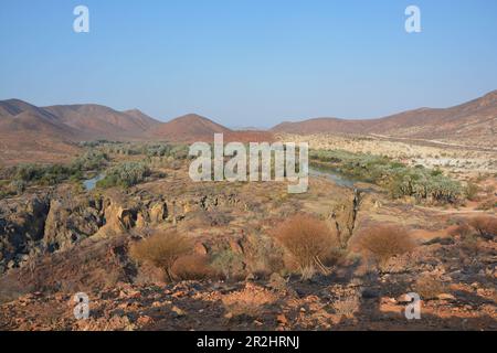 Namibia; Regione di Kunene; Namibia settentrionale; Kaokoveld; a Epupa; Fiume Kunene; cascate di Epupa nella stagione secca; fiume di confine con l'Angola Foto Stock