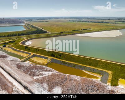 Decantatore di salamoia che scorre da mucchi di sale di potassio e discariche Foto Stock