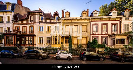 Case in stile inglese su rue Alquié costruito per gli ufficiali della Guardia Imperiale al tempo di Napoleone III, Vichy, Auvergne-Rhône-Alpes, Francia Foto Stock