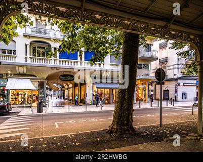 Dalla galleria del Parc des Sources si può ammirare il Pasage de l’Amiraute e le boutique di Rue du Président Wilson, Vichy, Auvergne-Rhone-Alpes, F. Foto Stock