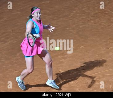 Roma, Italia. 19th maggio, 2023. Jelena Ostapenko di Lettonia torna in scena durante un incontro semifinale tra Elena Rybakina di Kazakistan e Jelena Ostapenko di Lettonia al WTA Italian Open di Roma, 19 maggio 2023. Credit: Alberto Lingria/Xinhua/Alamy Live News Foto Stock