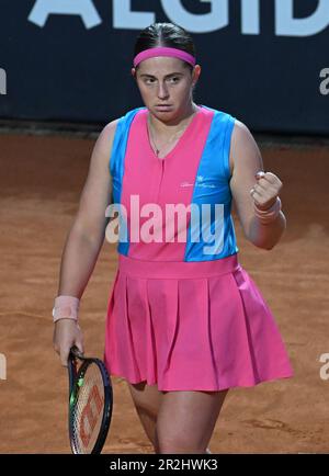 Roma, Italia. 19th maggio, 2023. Jelena Ostapenko di Lettonia reagisce durante un incontro semifinale tra Elena Rybakina di Kazakistan e Jelena Ostapenko di Lettonia al WTA Italian Open di Roma, 19 maggio 2023. Credit: Alberto Lingria/Xinhua/Alamy Live News Foto Stock