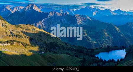 Panorama montano dalla sella indicatrice al Seealpsee, nella parte posteriore sinistra il Höfats 2259m, Allgäu Alpi, Allgäu, Baviera, Germania, Europa Foto Stock