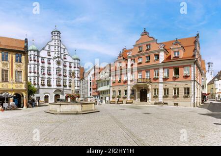 Mercato con la ruota, il municipio e la grande gilda (da sinistra a destra) a Memmingen nel Unterallgäu in Baviera in Germania Foto Stock