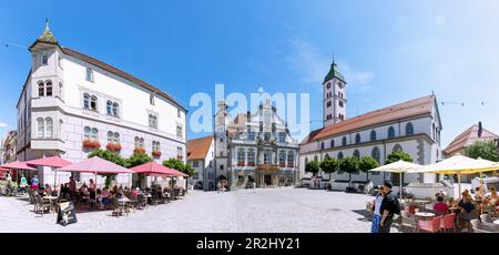 Piazza del mercato con Hinderofenhaus, Pfaffenturm, municipio e chiesa parrocchiale di San Martin nel centro storico di Wangen, nel Westallgäu di Baden-Württem Foto Stock