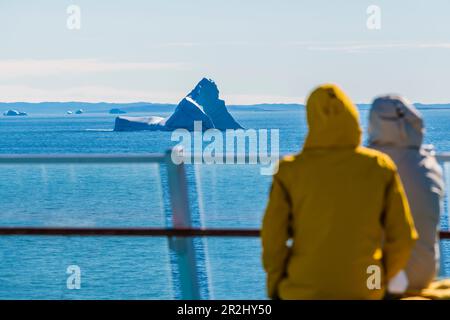 Turisti su una nave da crociera a Disko Bay, Baffin Bay, Ilulissat, Groenlandia Foto Stock