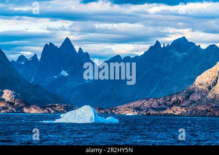 Iceberg al largo della costa meridionale della Groenlandia, Mare di Labrador, Distretto di Qaqortoq, Municipalità di Kujalleq, Groenlandia Foto Stock