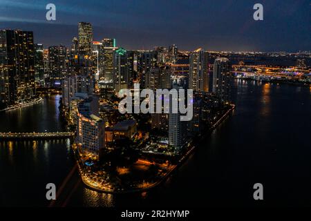 Ripresa aerea dello skyline di Miami di notte, Florida USA Foto Stock