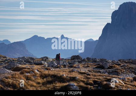 Sulla strada tra Schlernhaus e Tierser Alp, Dolomiti, Alto Adige, Italia. Foto Stock