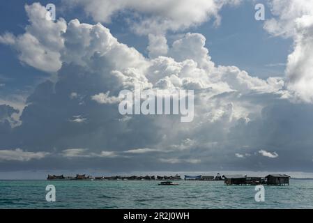 Hotel su palafitte a Semporna, Borneo, Sabah, Malesia. Foto Stock