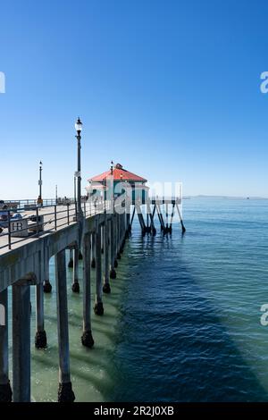 Huntington Beach, California Stati Uniti - 12 febbraio 2022: L'oceano e una vista parciale del Molo di Huntington Beach Foto Stock