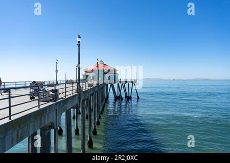 Huntington Beach, California Stati Uniti - 12 febbraio 2022: L'oceano e una vista parciale del Molo di Huntington Beach Foto Stock