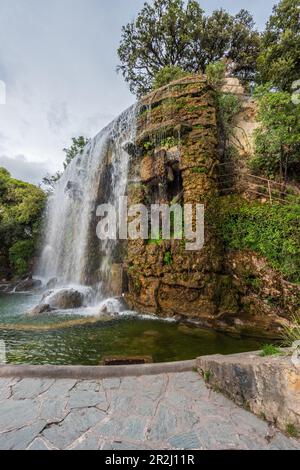 Cascata artificiale nel Parc de la colline du Château sulla collina del Castello di Nizza, Provenza, Francia Foto Stock