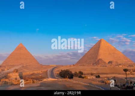 La Grande Sfinge di Giza e la Piramide di Khafre e la Grande Piramide, patrimonio dell'umanità dell'UNESCO, Giza, Egitto, Nord Africa, Africa Foto Stock