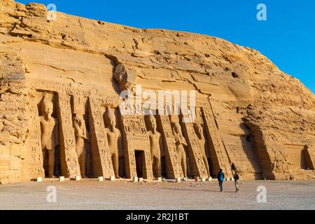 Il piccolo tempio di Hathor e Nefertari, Abu Simbel, Abu Simbel, patrimonio dell'umanità dell'UNESCO, Egitto, Nord Africa, Africa Foto Stock