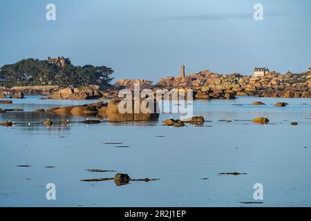 Le rocce della costa di granito rosa Côte de Granit Rose alla Baie de Sainte Anne vicino a Tregastel guardando verso la Maison Gustave Eiffel e il pH Foto Stock