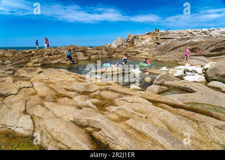 Piscina naturale tra le rocce della costa di granito rosa Côte de Granit Rose sull'isola di Ile Grande, Pleumeur-Bodou, Bretagna, Francia Foto Stock