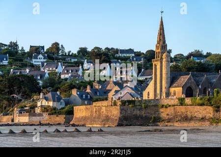 Chiesa di San Michel a Saint-Michel-en-Greve, Bretagna, Francia Foto Stock