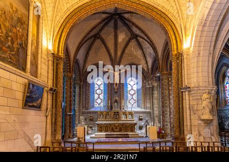 Interno e altare del San Eglise Maurice, Chinon, Francia Foto Stock