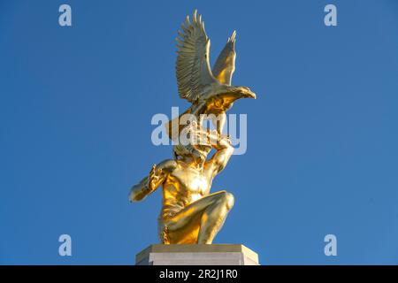 Statua d'oro di un nativo americano con aquila sulla fontana del monumento americano Tours, Tours, Valle della Loira, Francia Foto Stock