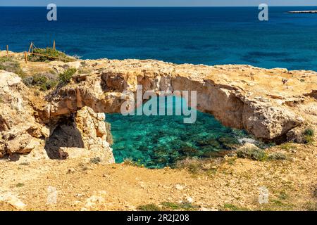 Ponte naturale Kamara Tou Koraka, Penisola di Capo Greco, Ayia Napa, Cipro, Europa Foto Stock