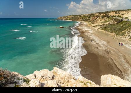 Spiaggia di Petra tou Romiou, la Rocca di Afrodite a Kouklia vicino Paphos, Cipro, Europa Foto Stock
