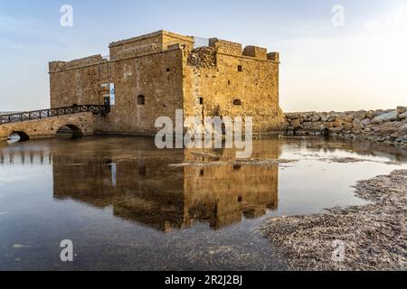 Il castello medievale al porto di Paphos, Cipro, Europa Foto Stock
