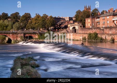 Chester Weir sul fiume Dee sotto Bridgegate in autunno, Chester, Cheshire, Inghilterra, Regno Unito, Europa Foto Stock