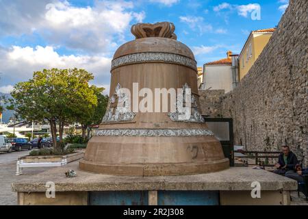 Enorme campana a Budva, Montenegro, Europa Foto Stock