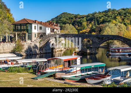 Barche escursione sul Ponte Vecchio Stari più sopra il fiume Crnojevic a Rijeka Crnojevica, Montenegro, Europa Foto Stock