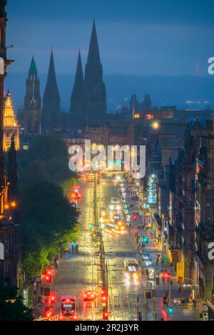 Vista ad angolo alto di Princes Street e St. Cattedrale di Maria sullo sfondo al crepuscolo, sito patrimonio mondiale dell'UNESCO, città vecchia, Edimburgo, Lothian Foto Stock