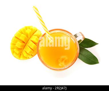 Bicchiere di frullato fresco di mango su sfondo bianco Foto Stock