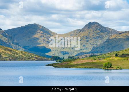 Loch Arklet con montagne sullo sfondo, Loch Lomond e il Parco Nazionale Trossachs, Trossachs, Stirling, Scozia, Regno Unito, Europa Foto Stock