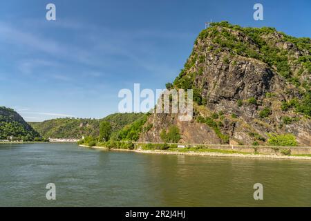 La suggestiva roccia d'ardesia Loreley vicino a Sankt Goarshausen e al Reno, alta Valle del Reno, patrimonio mondiale dell'umanità, Renania-Palatinato, Germania Foto Stock