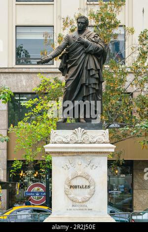 Statua dello statista cileno Diego Portales a Plaza de la Constitucion di fronte al palazzo la Moneda, Santiago, Regione Metropolitana di Santiago, Cile Foto Stock