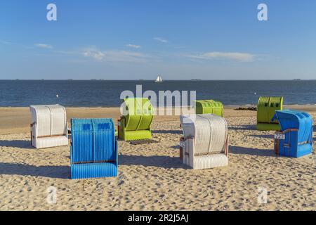 Sedie a sdraio sulla spiaggia con vista su Hallig Langeness, Wyk, Foehr Island, Schleswig-Holstein, Germania Foto Stock