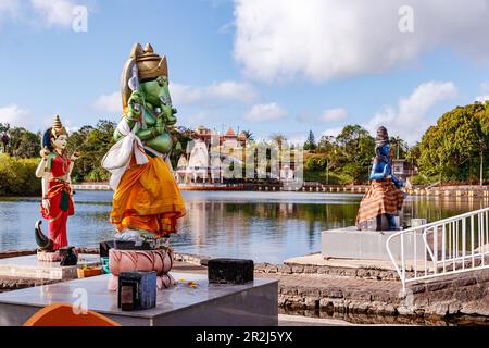 Figure indù e templi al lago cratere del Grand Bassin Temple a Mauritius, Oceano Indiano Foto Stock