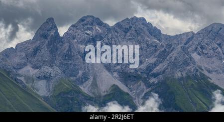 Panorama montano con Tretachspitze, 2595m, Mädelegabel, 2645m, Hochfrottspitze, 2649m, e Bockkarkopf, 2609m, cresta principale di Allgäu, Alpi di Allgäu, Allg Foto Stock