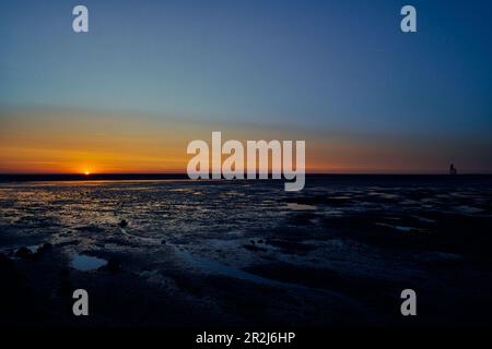 Tramonto al faro di Oberversand, Dorum-Neufeld, distretto di Cuxhaven, bassa Sassonia, Germania Foto Stock