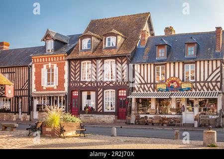 Case storiche a graticcio nel centro storico di Beuvron-en-Auge, Calvados, Normandia, Francia Foto Stock