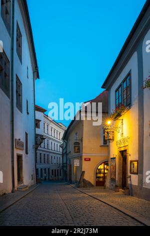 Strada vuota nel centro storico al crepuscolo, patrimonio dell'umanità dell'UNESCO, Cesky Krumlov, Regione della Boemia meridionale, Repubblica Ceca (Czechia), Europa Foto Stock