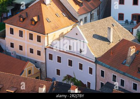 Vista ad alto angolo delle case nel centro storico di Cesky Krumlov, patrimonio dell'umanità dell'UNESCO, Cesky Krumlov, Repubblica Ceca (Czechia), Europa Foto Stock