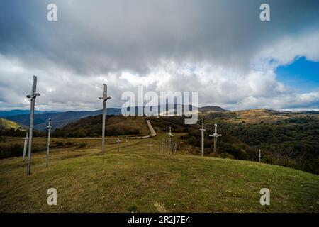Gigantesche ondate del monumento di battaglia di Didgori, famoso monumento di viaggio della Georgia Foto Stock