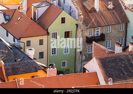 Vista ad alto angolo delle case nel centro storico di Cesky Krumlov, patrimonio dell'umanità dell'UNESCO, Cesky Krumlov, Repubblica Ceca (Czechia), Europa Foto Stock