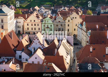 Vista ad alto angolo delle case nel centro storico di Cesky Krumlov, patrimonio dell'umanità dell'UNESCO, Cesky Krumlov, Repubblica Ceca (Czechia), Europa Foto Stock