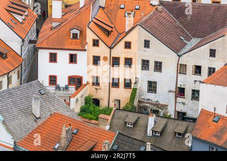 Vista ad alto angolo delle case nel centro storico di Cesky Krumlov, patrimonio dell'umanità dell'UNESCO, Cesky Krumlov, Repubblica Ceca (Czechia), Europa Foto Stock