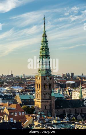 Vista dalla torre della chiesa del palazzo di Christiansborg a Copenaghen con l'ex chiesa di St Nicholas Church Kunsthalle Nikolaj, Copenaghen, Danimarca, Europa Foto Stock