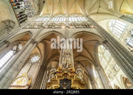 Interno e colonne della Cattedrale di Notre Dame d'Amiens, Amiens, Francia Foto Stock