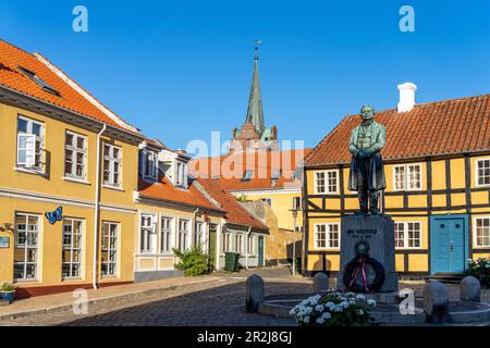 Piazza Gaasetorvet con statua del fisico Hans Christian Örsted nel centro di Rudkoebing, isola di Langeland, Danimarca, Europa Foto Stock