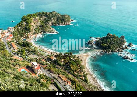 La spiaggia di Mazzaro e la piccola isola di Isola Bella vista dall'alto, Taormina, Sicilia, Italia, Europa Foto Stock